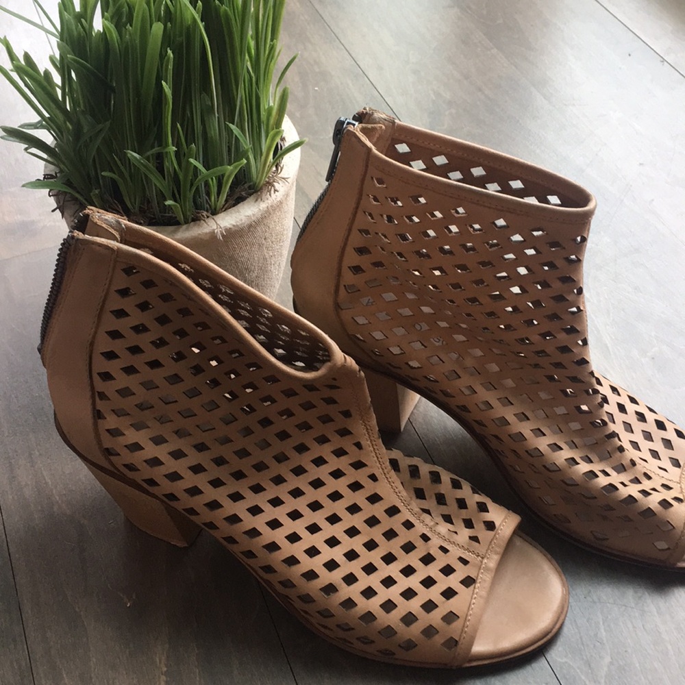 Kelsi Dagger Tan open toe booties